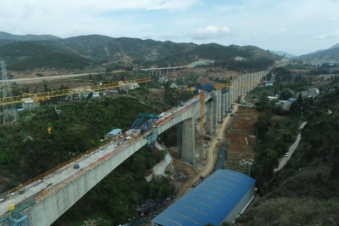 2022-04-22-祥云铁路专用线平坝二号桥136米连续刚构中跨顺利合拢（2）.jpg